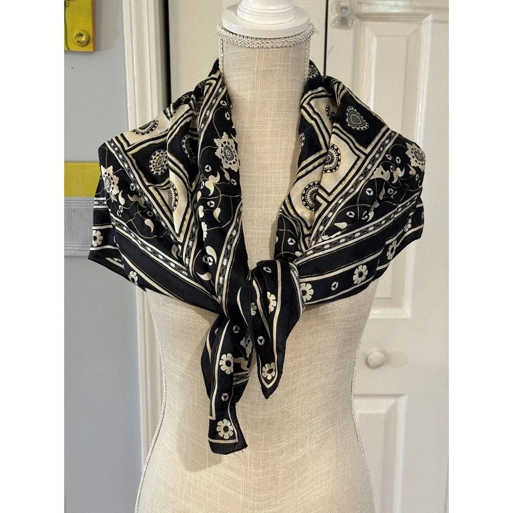 Medallion Sun Burst Floral Border Silver Gold Ivory 33